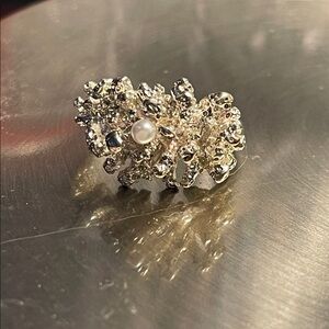 Beautiful Coral Silver Women's Ring size 7 with a exquisite pearl in the middle